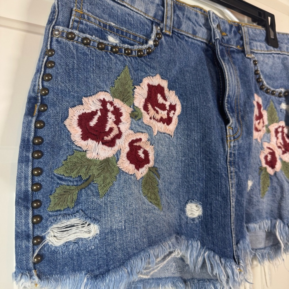 NEW Free People Blue Denim Skirt with Pink Floral Embroidery Womens Size 28 - Picture 3 of 5